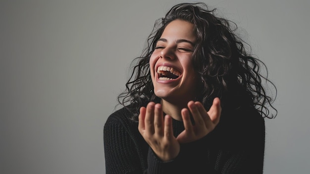 Alegre mujer latina bonita se frota las palmas y se ríe Ai generativo