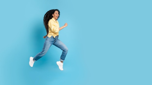 Alegre Mujer Del Medio Oriente Corriendo En Medio Aire Fondo Azul