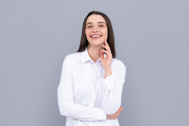 Alegre mujer de negocios con camisa blanca en la moda de fondo gris