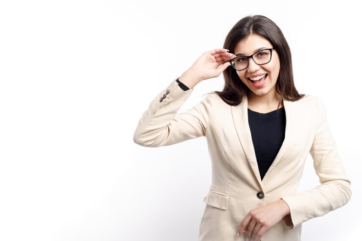 alegre, mujer de negocios, en, crema, chaqueta, ajuste, anteojos