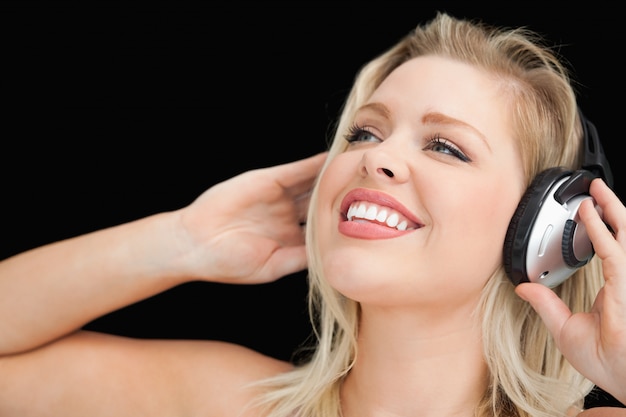 Alegre mujer rubia con auriculares