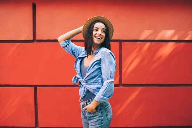 Alegre mujer ucraniana riendo disfrutando del tiempo libre para recrearse en la ciudad feliz sonriente hipster