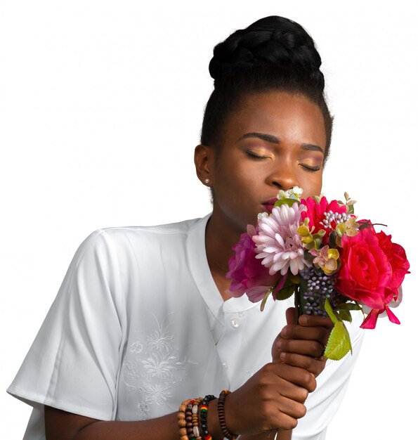 Foto alegre mulher africana jovem segurando flor