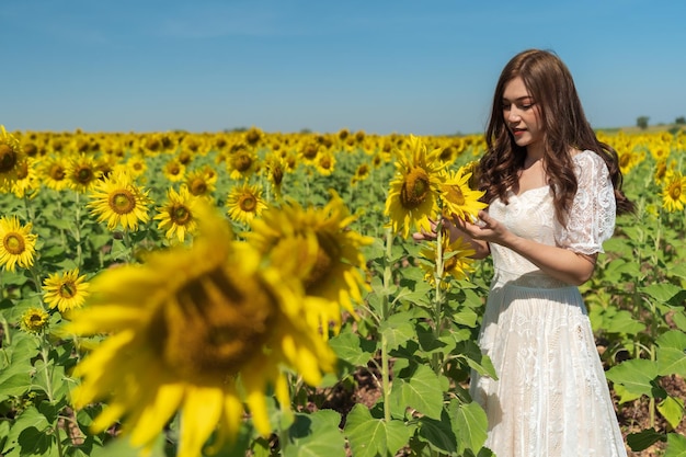 Alegre mulher desfrutando com campo de girassol