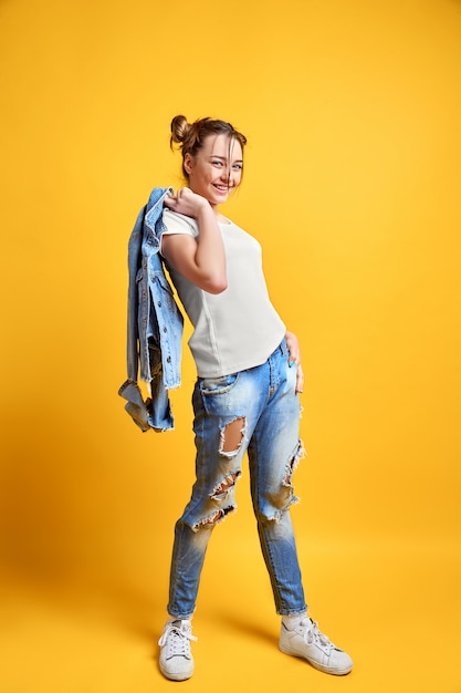 Alegre mulher em roupas jeans casual