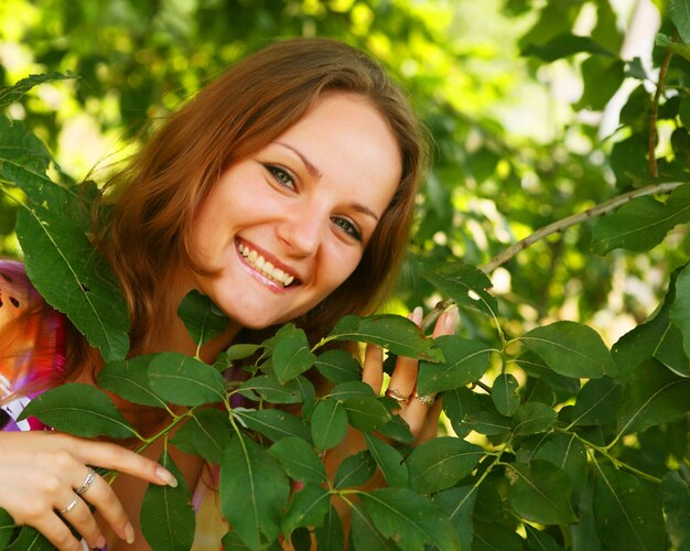 Alegre mulher no jardim