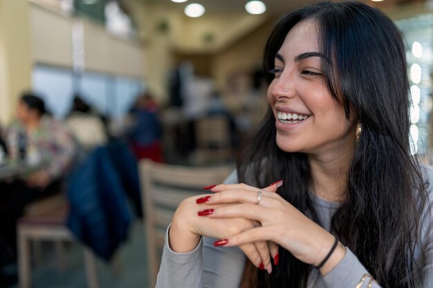 Foto alegre mulher sorrindo no café