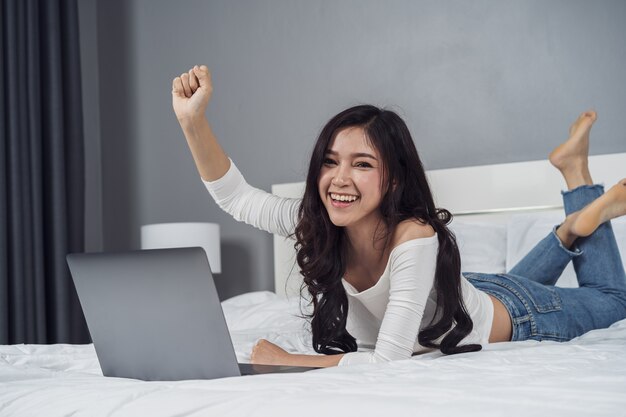 mulheres deitado às casa em a sofá retrato com uma curto corte de cabelo  dentro uma branco camisa, sorriso, depressão dentro adolescentes, casa  feriado 23692124 Foto de stock no Vecteezy