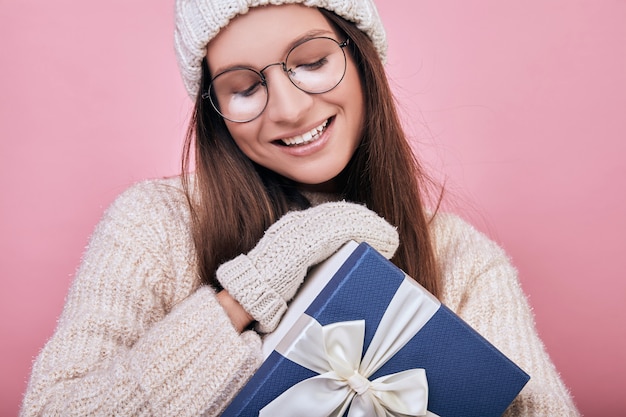 Alegre niña sonriente con regalo