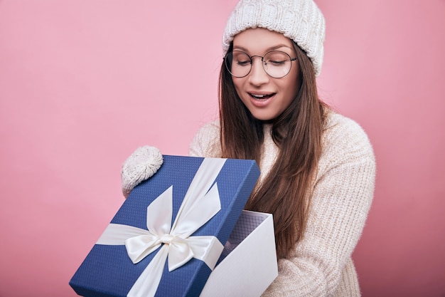 Alegre niña sonriente con regalo