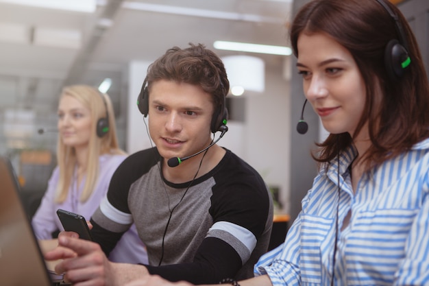 Alegre operador de call center en el trabajo