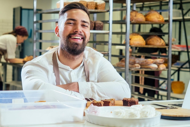 Alegre padeiro entregando pão ao cliente na loja