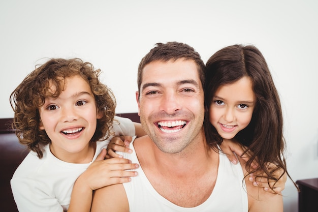 Alegre padre con hija e hijo en casa