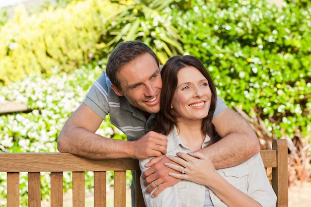 Alegre pareja abrazándose en el jardín