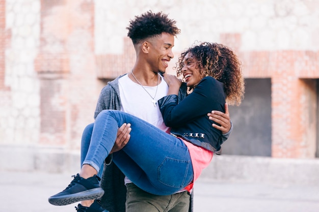 Alegre pareja africana en el amor