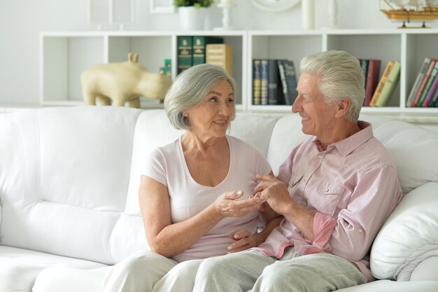 alegre pareja de ancianos en casa