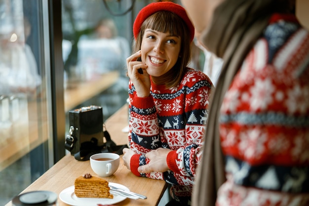 Alegre pareja caucásica feliz y hermosa con fecha en un café