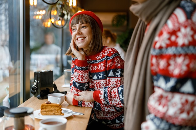 Alegre pareja caucásica feliz y hermosa con fecha en un café