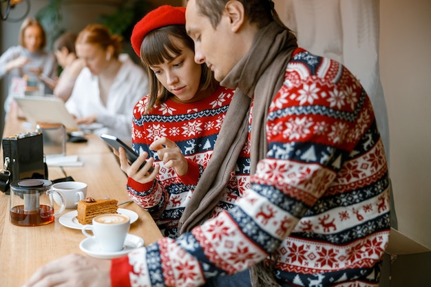 Alegre pareja caucásica feliz y hermosa con fecha en un café