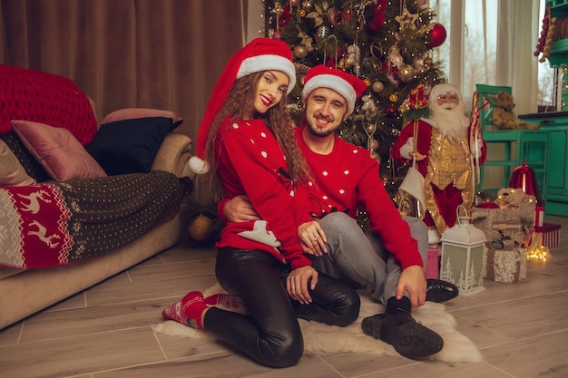 Alegre pareja de enamorados celebran el año nuevo y la Navidad juntos en casa