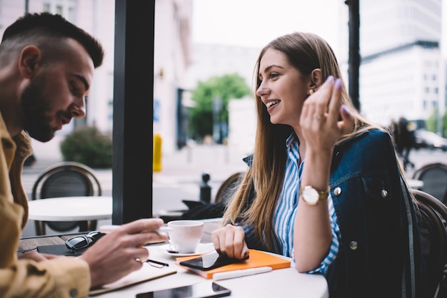 Alegre pareja hablando en cafe