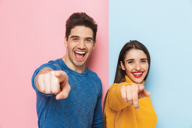 Alegre, pareja joven, posición