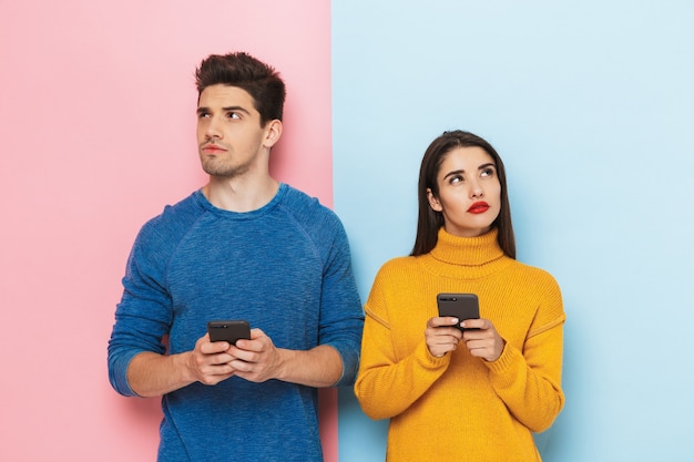 Foto alegre, pareja joven, posición