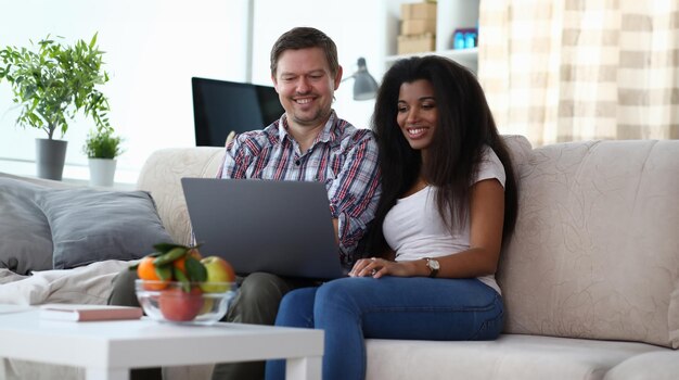 Alegre pareja multinacional en casa