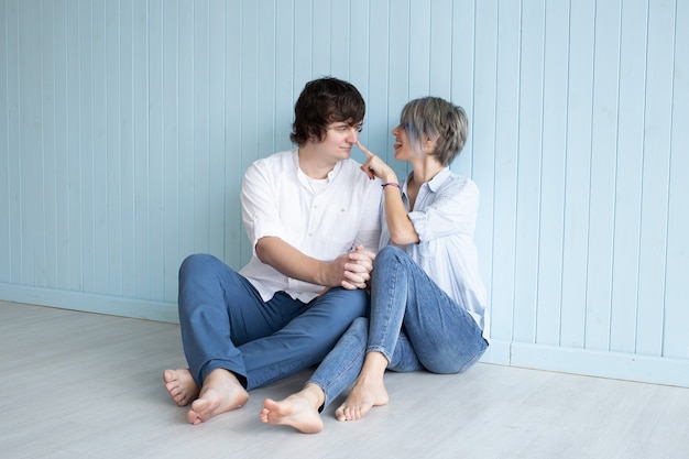 Alegre pareja romántica riendo, disfrutando de tiempo libre juntos bromeando