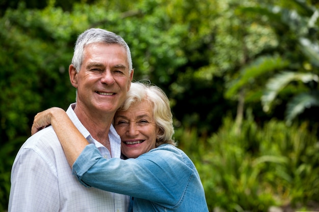 Alegre pareja senior contra las plantas