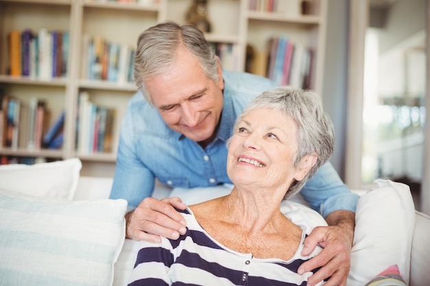 Alegre pareja senior mirándose