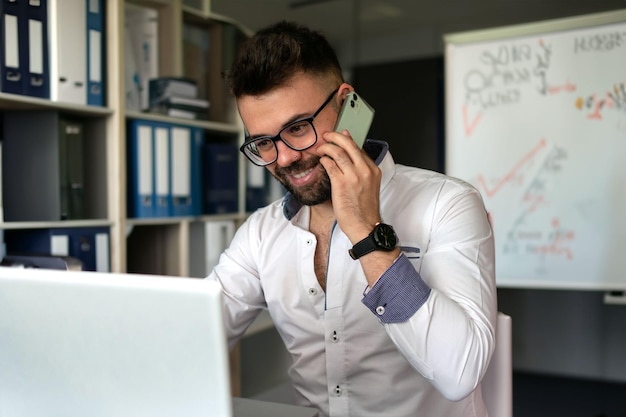 Un alegre profesional de TI con auriculares haciendo un trabajo a distancia manteniendo un estilo de vida independiente feliz