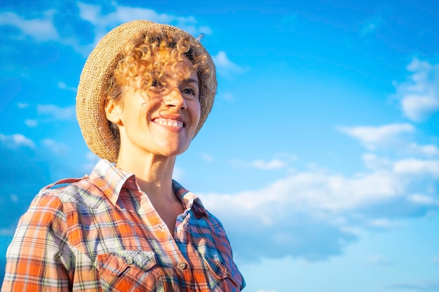 Alegre retrato de mulher adulta bonita sorrindo e desfrutando de atividades de lazer ao ar livre contra um céu azul no fundo Senhora feliz admirando na frente de seu povo alegre confiante sereno