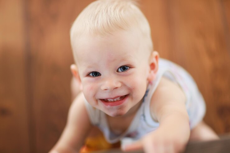 Foto alegre retrato emocional de um sorriso de bebê