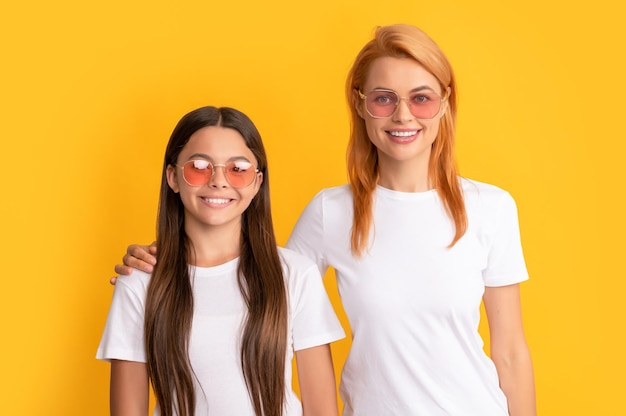 Alegre retrato familiar de madre soltera y niña con anteojos