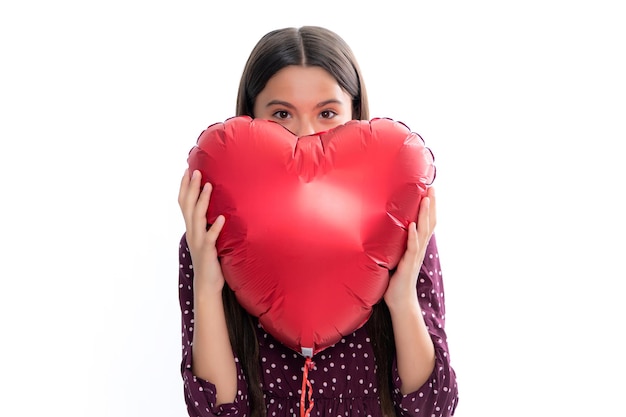Una alegre y romántica jovencita sostiene un globo de corazón rojo símbolo de amor por el día de San Valentín aislado de fondo blanco