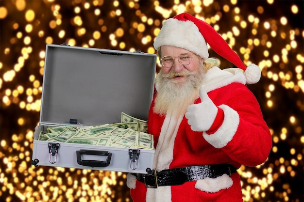 Alegre Santa Claus con caja de dinero.