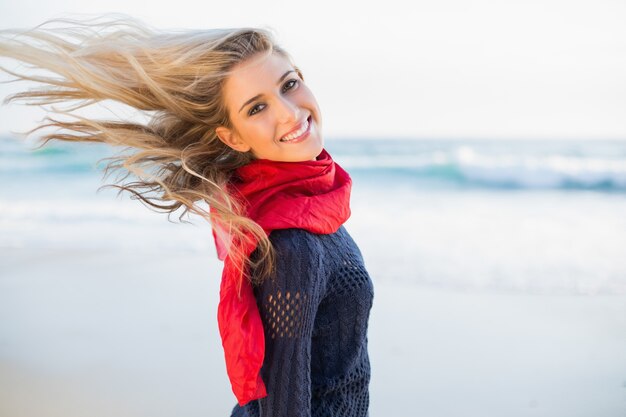 Alegre sexy rubia sacudiendo su cabello