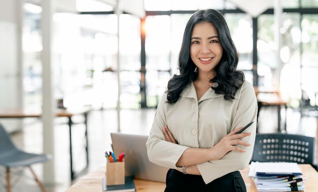 Alegre sonriente mujer de negocios retrato feliz mujer asiática ejecutiva corporativa en el trabajo