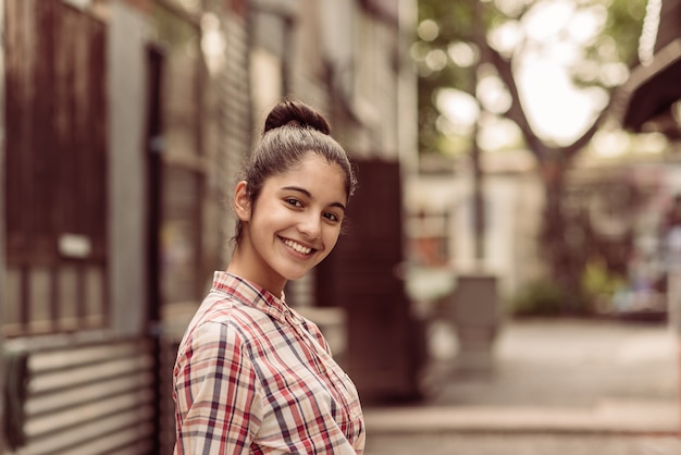 Alegre con sonrisa perfecta de adolescente femenino, concepto de emociones y sentimientos positivos