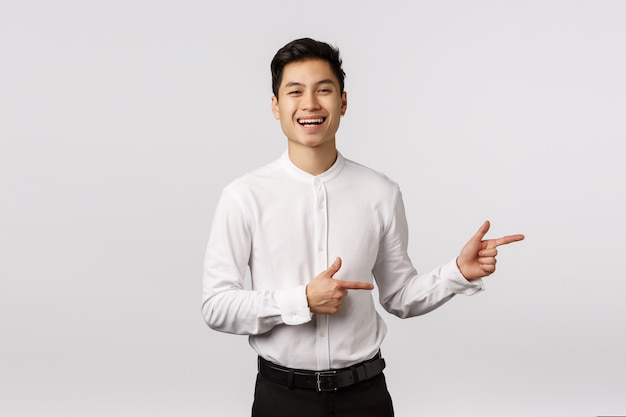 Alegre sorridente jovem empresário asiático com camisa branca