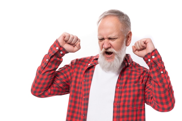 Foto alegre sortudo aposentado com barba branca e bigode na camisa vermelha