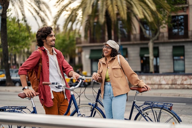 Un alegre turista parado en la calle con bicicletas y pasándolo bien