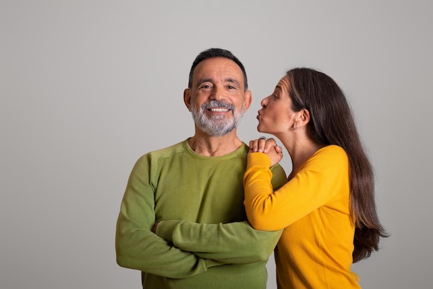 Alegre velha esposa europeia beija o marido na bochecha aproveite o encontro