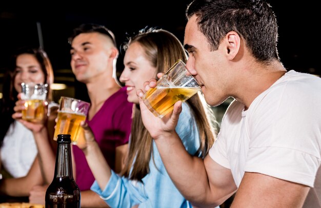 Alegres amigos en el pub.