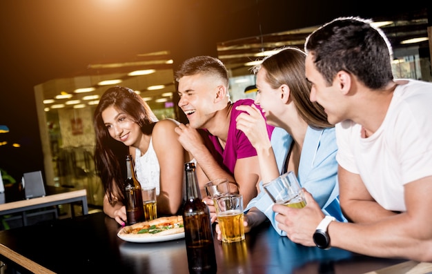 Alegres amigos en el pub.