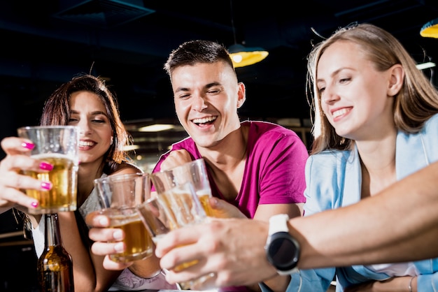 Alegres amigos en el pub.