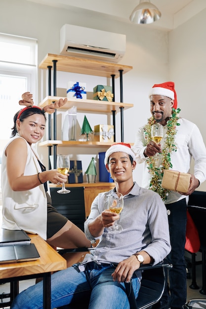 Alegres colegas que tienen fiesta de Navidad