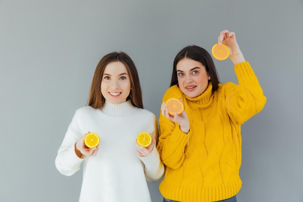 alegres divertidas cómicas positivas desnudas naturales chicas puras que tienen dos piezas de naranja