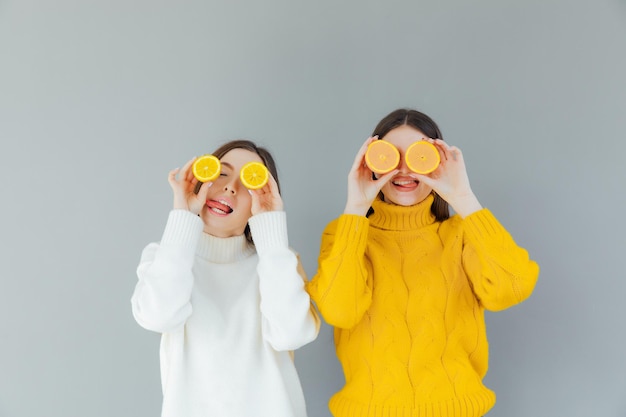 alegres divertidas cómicas positivas desnudas naturales chicas puras que tienen dos piezas de naranja